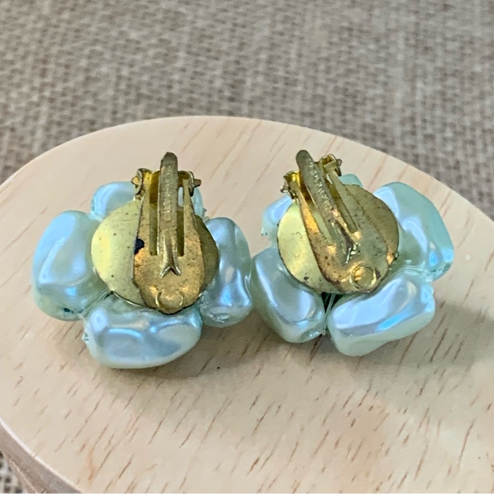 VTG Faux Pearl Cluster Flower Beaded Clip On Earrings Mint Green Hong Kong 1" - Picture 5 of 12